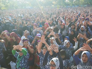Massa Buruh Kirim Tumpeng ke Presiden-DPR, Tolak RUU Tembakau Disamakan Narkoba