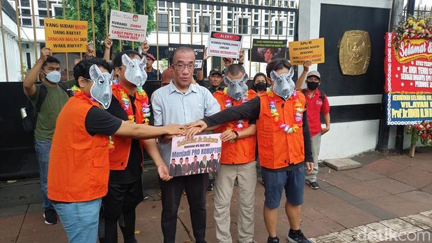 Aksi teatrikal soroti aturan eks koruptor nyaleg di Kantor KPU Pusat