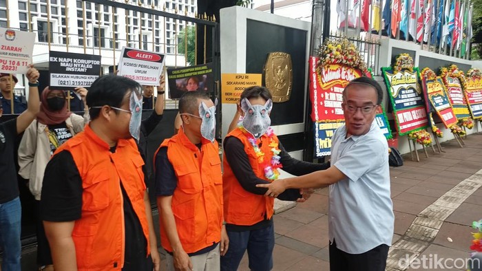 Aksi teatrikal soroti aturan eks koruptor nyaleg di Kantor KPU Pusat