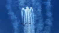 Sejumlah formasi ditampilkan Jupiter Aerobatic Team (JAT) TNI AU di gelaran Roesmin Nurjadin Open Base. 