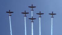 Jupiter Aerobatic Team (JAT) TNI AU melakukan aksi di langit Lanud Roesmin Nurjadin, Pekanbaru, Riau, Minggu (28/5/2023). 