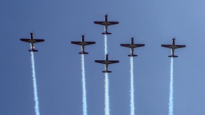 Aksi Tim Jupiter TNI AU Bermanuver di Langit Pekanbaru