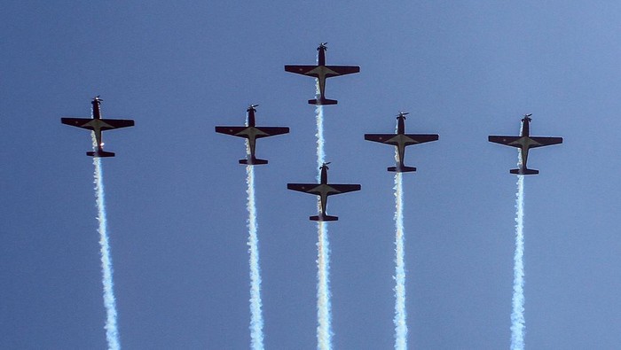 Aksi Tim Jupiter TNI AU Bermanuver di Langit Pekanbaru Jupiter Aerobatic Team (JAT) TNI AU bermanuver di atas Lanud Roesmin Nurjadin di Pekanbaru, Riau, Minggu (28/5/2023). JAT turut serta memeriahkan gelaran Roesmin Nurjadin Open Base usai menjadi duta bangsa di angkasa dalam even Langkawi International Maritimme and Aerospace Exhibition 2023 pada 23 hingga 27 Mei kemarin di Langkawi, Malaysia.