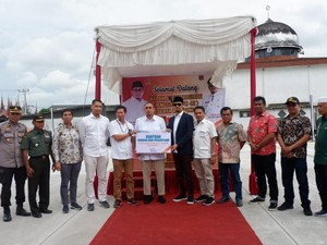 Andre Rosiade Fasilitasi Ribuan Meja-Kursi di Stasiun Lambuang Bukittinggi