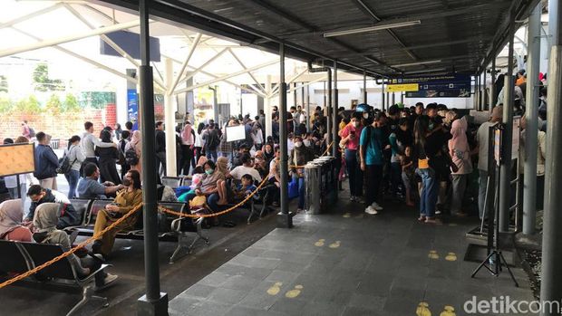 Antrean calon penumpang KRL di Stasiun Tugu, Jogja.