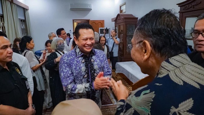 Bamsoet melayat ke rumah duka almarhum Sarwono di Jakarta, Sabtu (27/5).