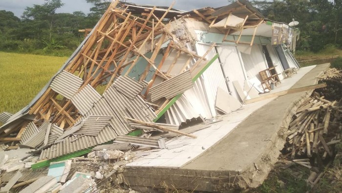 Bangunan ambruk gegara pergerakan tanah.