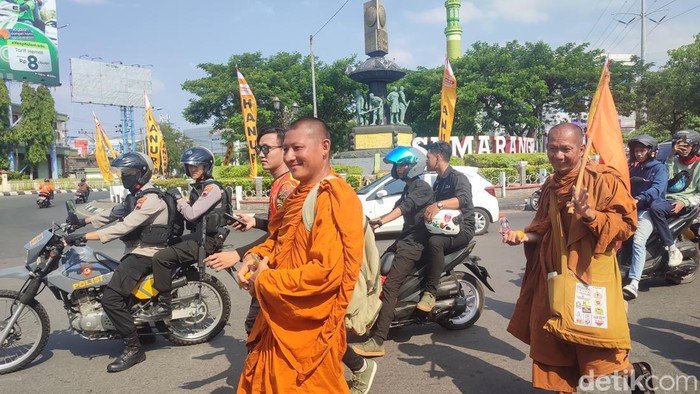 32 biksu Thudong melintasi Jalan Indraprasta Semarang, Minggu (28/5/2023).