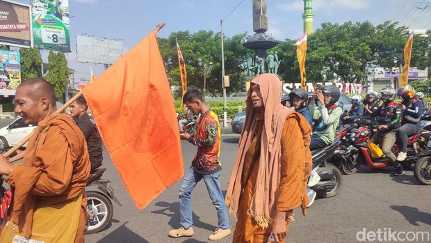 32 biksu Thudong melintasi Jalan Indraprasta Semarang, Minggu (28/5/2023).