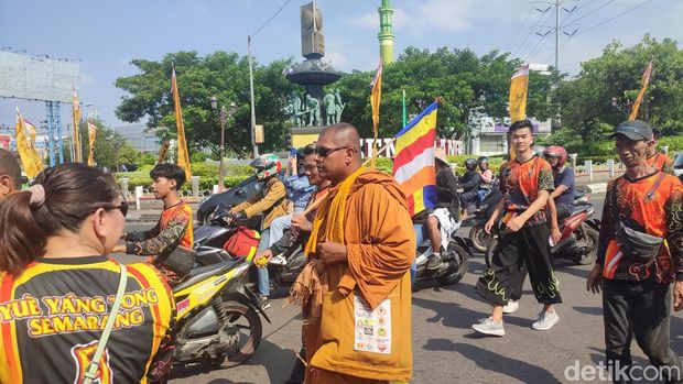 32 biksu Thudong melintasi Jalan Indraprasta Semarang, Minggu (28/5/2023).