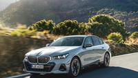 Dari segi desain, karakter kuat Seri 5 masih dipertahankan. Mobil ini tampil dengan garis desain yang atletis dan sporty. Tampak dari depan, model kidney grille dan twin headlights BMW masih dipertahankan dengan desain yang tak berubah secara radikal. Foto: dok. BMW