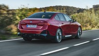 BMW Seri 5 terbaru ini hadir dalam beberapa pilihan drive train, mulai dari mesin ICE, Plug-in Hybrid (PHEV), hingga listrik murni. BMW mengklaim mesin bensin hingga diesel baru yang dipasangkan ke Seri 5 ini, merupakan garapan BMW Group Efficient Dynamics dan akan berbeda-beda di tiap regionnya. Foto: dok. BMW