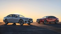 BMW tak hanya meluncurkan Seri 5 ‘murni’ dengan mesin internal combustion (ICE), tapi juga menghadirkan Seri 5 generasi terbaru ini dalam varian listrik i5 dan i5 M60. Foto: dok. BMW