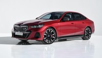 Tak seperti keluarga 3 ICE dan listrik yang berbeda bentuk bodi, yaitu i3 dan Seri 3, BMW kini memilih menyeragamkan bentuk bodi varian ICE hingga listrik untuk Seri 5. Foto: dok. BMW