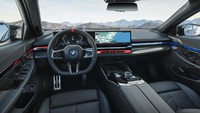 Sementara fitur lainnya yang sudah cukup umum di BMW generasi kekinian juga hadir di BMW Seri 5 ini, seperti BMW Digital Key Plus, 5G mobile phone antennas, personal eSim, hingga BMW ID. Foto: dok. BMW