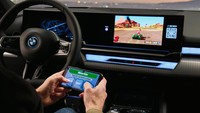 Salah satu fitur menarik yang baru di BMW Seri 5 iin adalah hadirnya fitur video streaming yang memungkinkan penumpang bermain game. BMW menghadirkan AirConsole platform sehingga layar hiburan di mobil dapat digunakan untuk bermain game ketika mobil berhenti. Foto: dok. BMW