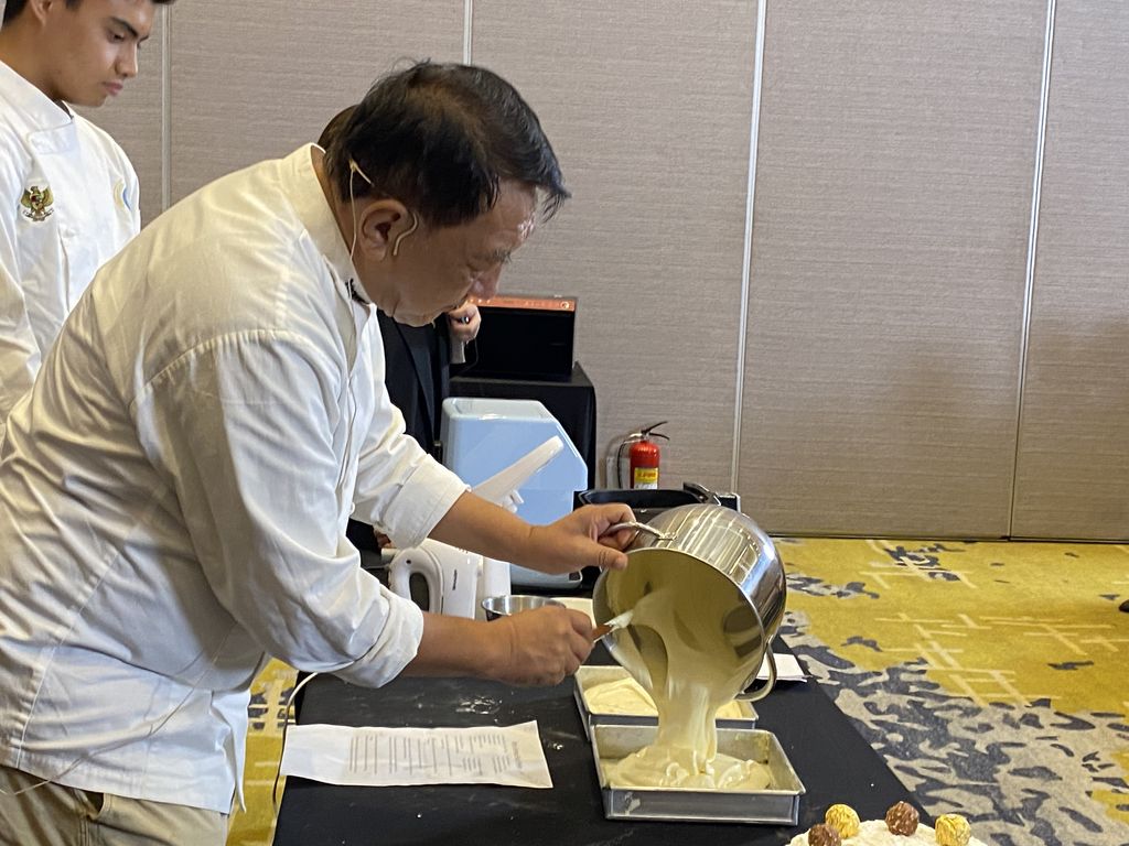 Chef Yongki Gunawan membagikan tips seputar membuat bolu gulung keju Medan yang cocok dijadikan ide usaha dalam Cooking & Baking Class detikFood (27/5).