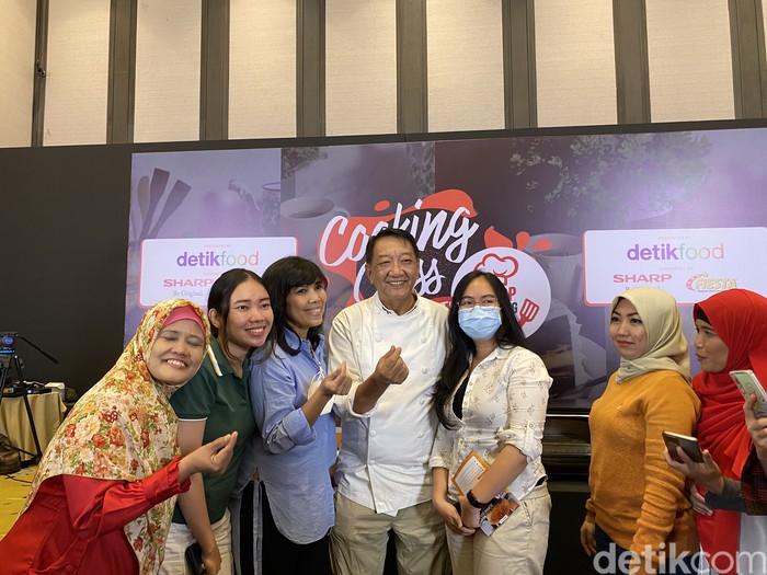 Cooking & Baking Class Cooking & Baking Class bersama Chef Yongki Gunawan yang berlangsung di Vertu Harmoni Jakarta ini didukung oleh SHARP dan Fiesta.