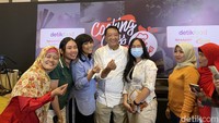 Peserta juga langsung saling berebut posisi untuk foto bersama chef Yongki Gunawan. Ini salah satu momen manis mereka. Foto: detikFood/Yenny Mustika Sari