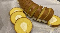 Kue lain yang dibagikan resepnya oleh chef Yongki adalah bolu gulung keju Medan. Bolu gulung keju ini sangat cocok jika dijual kembali, karena di Medan sangat populer. Foto: detikFood/Yenny Mustika Sari