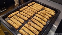 Begini tampilan cheese stick emping melinjo saat sudah matang. Teksturnya sangat renyah, ditembah gurih kejunya yang kuat. Foto: detikFood/Yenny Mustika Sari