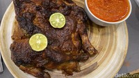 Chef Yongki merebus ayam kampung itu dengan bumbu rempah yang melimpah. Ayam kampung berbumbu rempah gurih itu dipanggang menggunakan air fryer SHARP selama 15 menit. Foto: detikFood/Yenny Mustika Sari