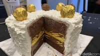 Kelas baking chef Yongki Gunawan juga menghadirkan resep kue menarik. Salah satunya adalah kue Ferero Mozaik yang lapisannya terdiri dari sponge cake, puding cokelat, dan topping cokelat Ferero. Foto: detikFood/Yenny Mustika Sari