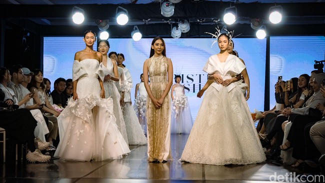 Fashion show koleksi gaun pengantin rancangan desainer Christie Basil dengan mengangkat tema Whisper of Freedom di acara Enchanted Moments an Exquisite Wedding Fair [EMWF} 2023 di ballroom Hotel St, Regis, Jakarta, [28/5/2023]. Foto: Andhika Prasetia/detikcom.