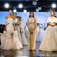 Fashion show koleksi gaun pengantin rancangan desainer Christie Basil dengan mengangkat tema Whisper of Freedom di acara Enchanted Moments an Exquisite Wedding Fair [EMWF} 2023 di ballroom Hotel St, Regis, Jakarta, [28/5/2023]. Foto: Andhika Prasetia/detikcom.