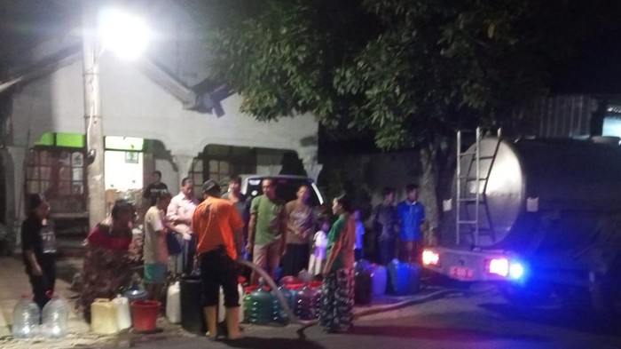 Dropping air bersih karena sumur warga di Blitar kering