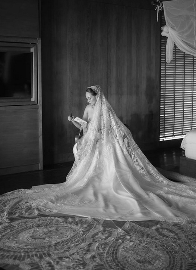 Its all in the details that makes your wedding gown extra special,” terang Monica.Foto: dok. Instagram/@monicaivena