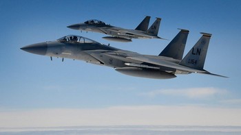 4. McDonnel Douglas F-15 Eagle: Tak hanya salah satu yang paling populer, F-15 dianggap sebagai jet tempur tersukses yang pernah dibuat, mencetak lebih dari 100 kemenangan dalam pertempuran udara dan tak pernah benar-benar ditembak jatuh pesawat lain. Selain AS, sejumlah besar F-15 dioperasikan oleh Israel, Jepang, Qatar, Korea Selatan, Arab Saudi, dan Singapura. Jet masih diproduksi sebagai Boeing F-15EX dalam jumlah yang relatif kecil. Unit operasional sekitar 960 unit. Foto: US Air Force