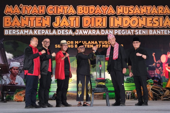 Bakal calon presiden (bacapres) 2024 dari PDIP, Ganjar Pranowo dinobatkan menjadi Dewan Kehormatan Paguyuban Seni dan Budaya di Banten.
