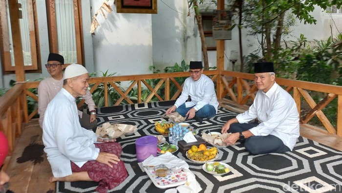 Ganjar Pranowo bersilaturahmi ke kediaman Kiai Embay Mulya Syarief, Pimpinan Yayasan Pondok Pesantren Miftahul Fatah Jalan Jiwantaka 1 Nomor 9, Serang, Banten.