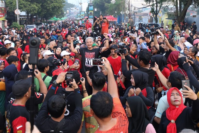 Bakal calon presiden (bacapres) PDIP, Ganjar Pranowo berolahraga pagi di Car Free Day (CFD) Alun-alun Serang, Banten, Minggu (28/5/2023). Ganjar tampak mengenakan kaus berwarna hitam dengan tulisan Kalau mau sehat, ayo olahraga.