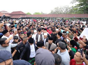 Ziarah Kubro di Masjid Agung Banten, Ganjar Disambut Kiai hingga Santri