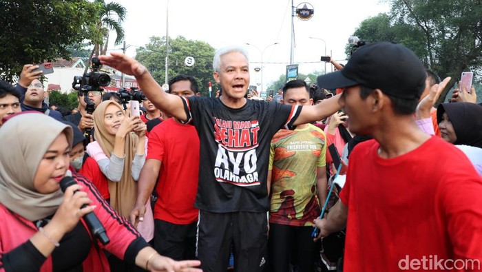 Ganjar tunjukkan kaus Kalau Mau Sehat, Ayo Olahraga saat ditanya soal sindiran Anies (Anggi/detikcom)