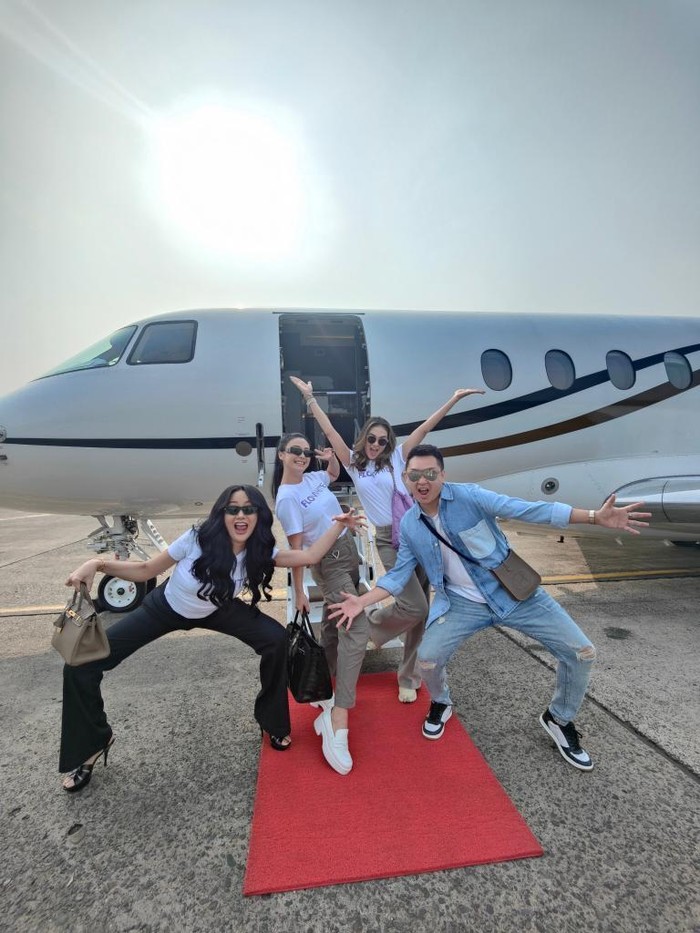 Gaya Brand Ambassador Flowhite Beauty, Lucinta Luna & Luna Maya Naik Private Jet ke Yogyakarta