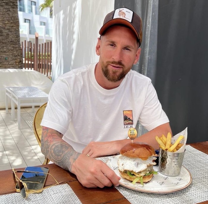 Gaya Lionel Messi Saat Makan Burger hingga Panggang Daging Gaya Lionel Messi Saat Makan Burger hingga Panggang Daging