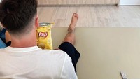 Menonton pertandingan bola dari rumah, Messi tak bisa lepas dari keripik kentang Lays yang digemarinya. Foto: Instagram