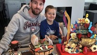 Gemasnya! Tema ulang tahun kali ini berisi aneka kue bertemakan sepakbola dengan segala pernak-perniknya. Foto: Instagram