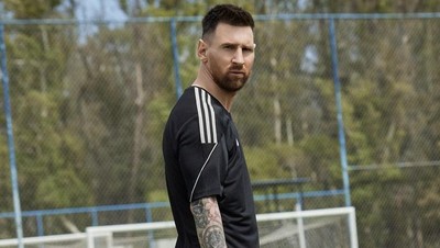Gaya Lionel Messi Saat Makan Burger hingga Panggang Daging
