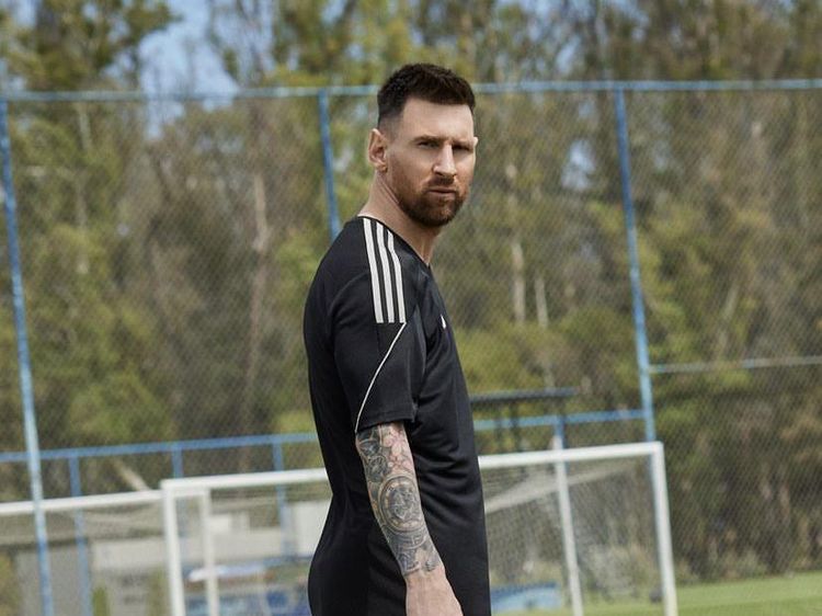 Gaya Lionel Messi Saat Makan Burger hingga Panggang Daging