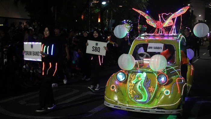 Peserta mengikuti Light Parade di Surabaya, Jawa Timur, Sabtu (27/5/2023). Pawai itu digelar untuk menyemarakkan Hari Jadi ke-730 Kota Surabaya. ANTARA FOTO/Didik Suhartono