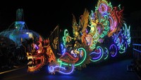 Peserta mengikuti Light Parade di Surabaya, Jawa Timur, Sabtu (27/5/2023) malam. 