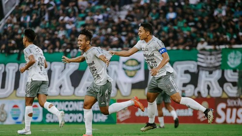 M. Rahmat seusai mencetak gol ke gawang Persebaya.