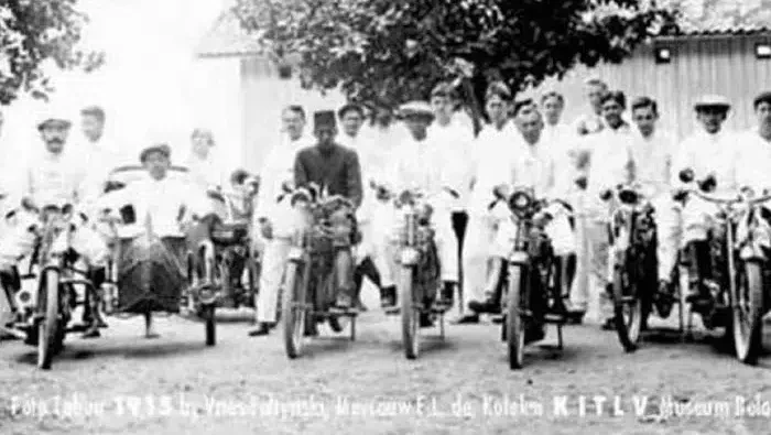 Ilustrasi grup pemotor (Motorfiets Rijders Te Batavia)