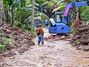 Hampir 2 Hari Jalan di Tabanan Lumpuh akibat Tepi Saluran Irigasi Jebol