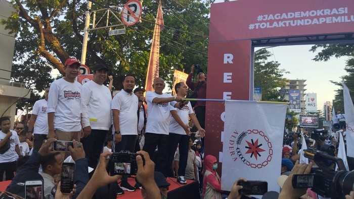 Jalan sehat 25 tahun reformasi di Makassar.