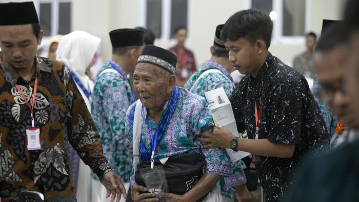 Petugas membantu jamaah calon haji untuk mengambil gelang identitas saat memasuki Asrama Haji Embarkasi Kertajati, Indramayu, Jawa Barat, Sabtu (27/5/2023) malam. Sebanyak 366 orang jamaah calon haji asal Kabupaten Majalengka masuk ke asrama haji Embarkasi Kertajati untuk diberangkatkan ke Mekah melajui bandara Kertajati pada Minggu (28/5) malam. ANTARA FOTO/Dedhez Anggara/nym.
